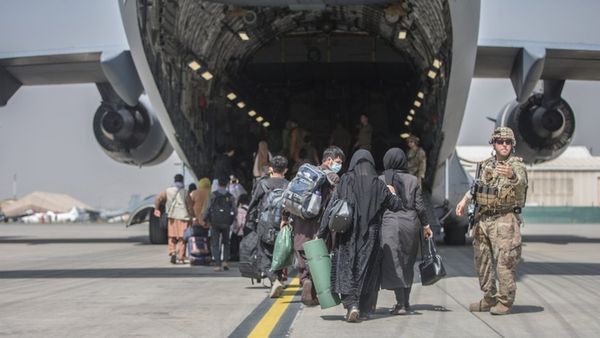 अफ़ग़ानिस्तान के काबुल एयरपोर्ट का ताज़ा हाल, 31 अगस्त तक कैसे निकलेंगे हज़ारों लोग?