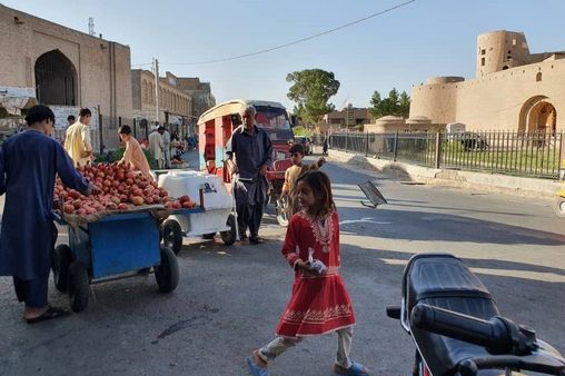 तालिबान के डर से इन नियमों को मानने पर मजबूर हो रही महिलाएं
