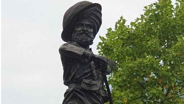 सारागढ़ी की लड़ाई के नायक हवलदार ईशर सिंह की प्रतिमा का ब्रिटेन में अनावरण