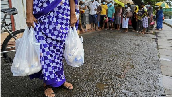 श्रीलंका में खाने-पीने की चीज़ों की इतनी क़िल्लत क्यों हो गई है?