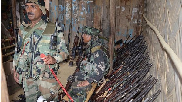 असमः चरमपंथी संगठनों के साथ शांति समझौते, फिर समूचा असम 'अशांत क्षेत्र' कैसे?