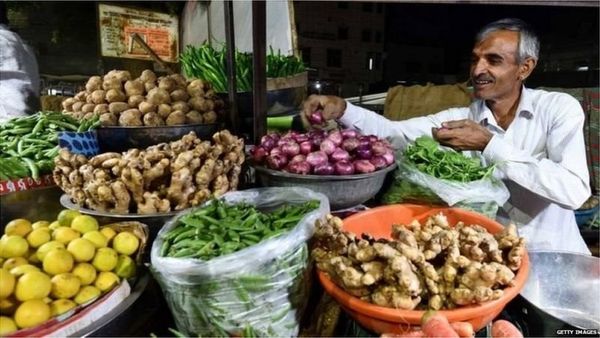 सरकारी आंकड़ों में घटती महंगाई आम लोगों को महसूस क्यों नहीं हो रही?