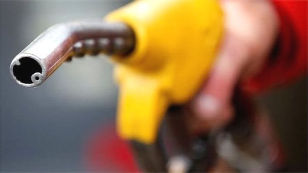 पाकिस्तान में पेट्रोल-डीज़ल के 130 के पार पहुँचने की वजह क्या है?