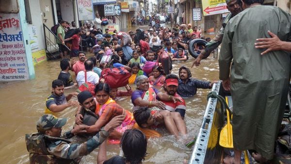 केरल में बेमौसम बाढ़ भारत के लिए चेतावनी क्यों