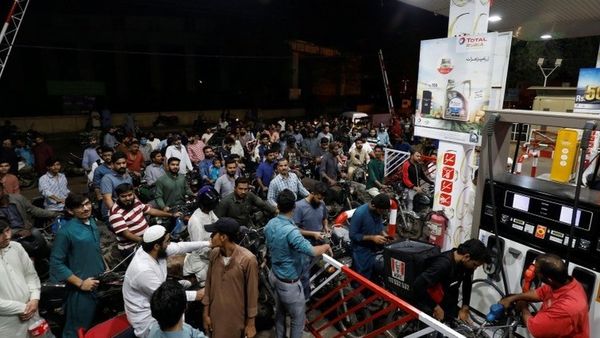 पाकिस्तान के पेट्रोल पंपों पर भारी भीड़, क्या है वजह?