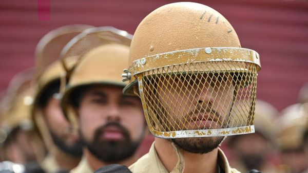 जम्मू-कश्मीर पुलिस को चरमपंथी क्यों बना रहे हैं निशाना?