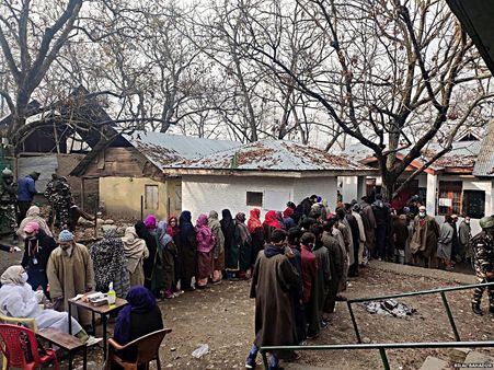 जम्मू और कश्मीर: स्थानीय निकाय चुनाव के साल भर बाद चुनकर आए सदस्य ही क्यों उठा रहे हैं सवाल