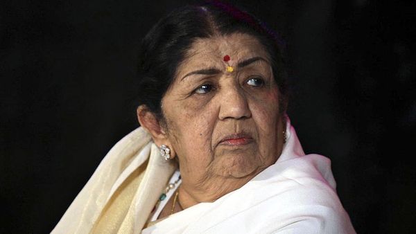 पाकिस्तान में इमरान ख़ान की लता पर टिप्पणी और 'सावरकर से लता की सहानुभूति' पर बहस