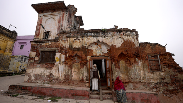 अयोध्या के टूटते-ढहते मंदिरों का सच - ग्राउंड रिपोर्ट