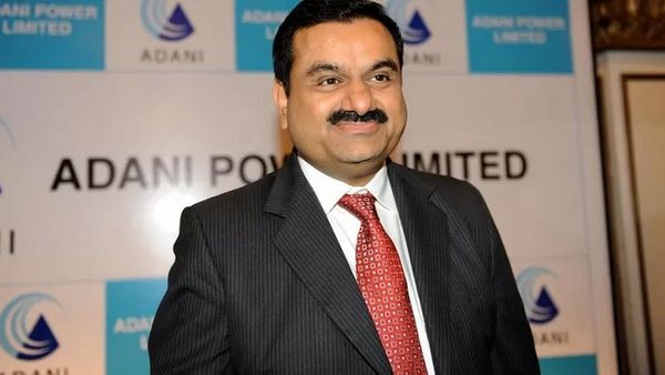 गौतम अडानी: मुकेश अंबानी से अमीरी की रेस लगाते कारोबारी की कहानी