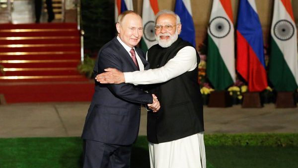 सोशल मीडिया पर उठी पीएम मोदी से पुतिन के नक्शे क़दम पर चलने की मांग