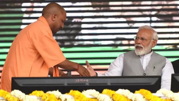 यूपी चुनाव : मोदी-योगी के गढ़ में क्या अखिलेश 'खेला' कर पाएंगे?