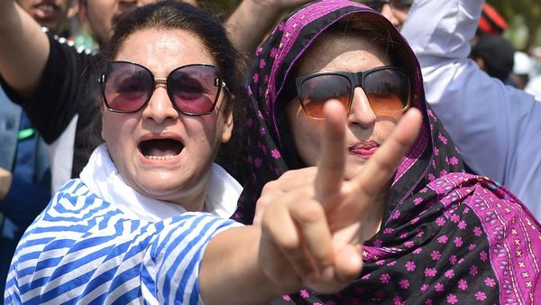 पाकिस्तान: इमरान ख़ान सरकार और डिप्टी स्पीकर के कदम पर संविधान के जानकार क्या कहते हैं