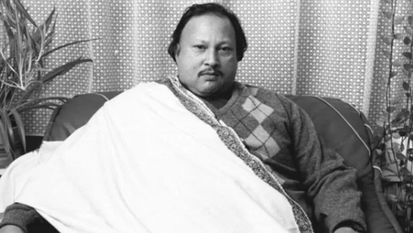 हदिक़ा कियानी Vs कनिका कपूर: नए नहीं हैं बॉलीवुड पर पाकिस्तानी गानों की 'चोरी' के आरोप