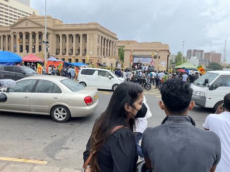 श्रीलंका में सड़क पर उतरे प्रदर्शनकारी क्या कह रहे हैं?