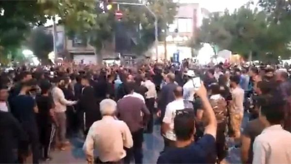 ईरान में लगे 'रईसी मुर्दाबाद' के नारे, क्या है देश में फैलते असंतोष की वजह