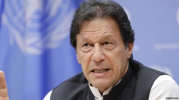 इमरान ख़ान, नवाज़ शरीफ़ की आलोचना से क्या कम हुई पाक सेना की सियासी ताक़त?