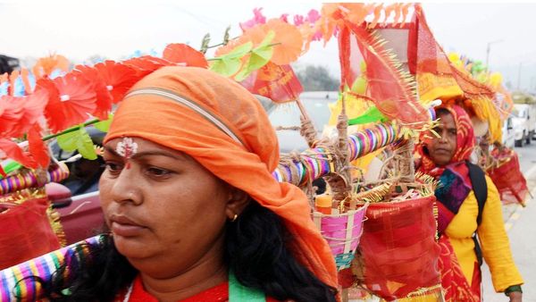 कांवड़ियों पर बरसते 'फूल' और 'नमाज़' पर योगी सरकार के रवैये की चर्चा क्यों है? #Social