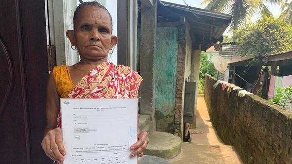 असमः एनआरसी में नाम आने के बाद भी क्यों नहीं बन पा रहा आधार कार्ड?