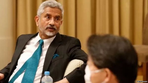 सलमान रुश्दी पर हमले के मामले में भारत चुप क्यों है?