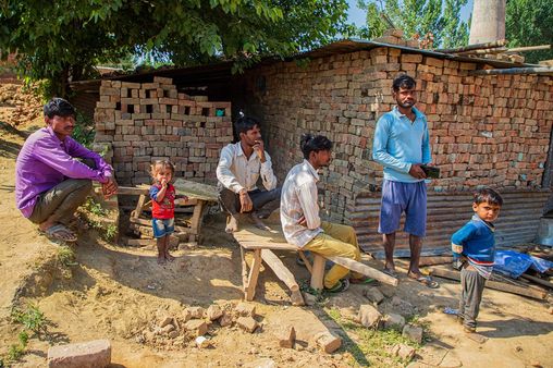 कश्मीर में बढ़ते हमलों के बीच खौफ़ में रह रहे बाहर से आए मज़दूर: ग्राउंड रिपोर्ट