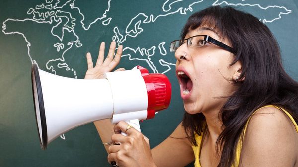 गालियाँ देती लड़कियाँ: लड़कों से कंपटीशन या फिर वजह कुछ और है?