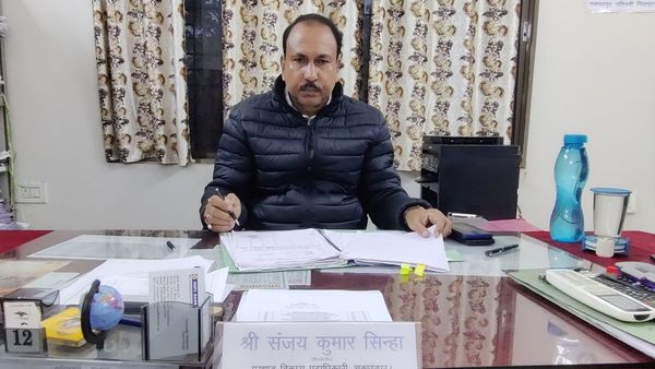 झारखंड के कई गाँवों में पेंशन का 'आधार' हुआ गड़बड़, पाई-पाई को तरसते बुज़ुर्ग