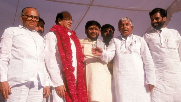 शरद यादव: सामाजिक न्याय के बड़े योद्धा को जीवन भर झेलनी पड़ी राजनीति की धूप छांव