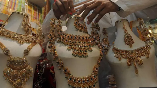 पाकिस्तान में सोने के दाम आसमान पर, फिर भी बिक्री ज़्यादा क्यों