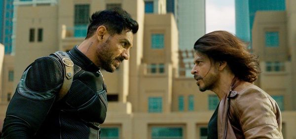 शाहरुख़ ख़ान की पठान में मनोरंजन का मसाला, लेकिन क्या है संदेश