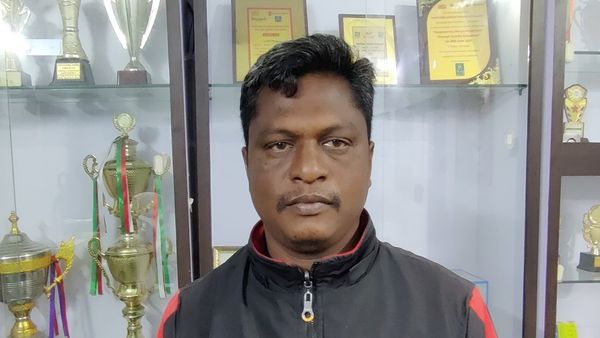 झारखंड में आधी रात को ग्यारहवीं की 61 लड़कियां 18 किलोमीटर दूर डीसी के दफ़्तर क्यों पहुंचीं