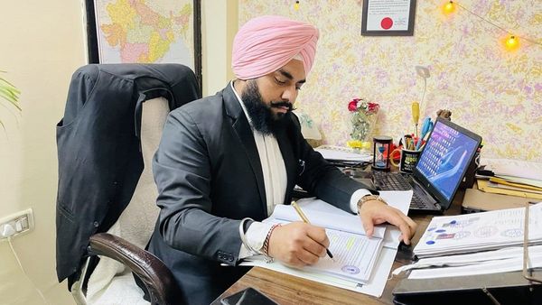 'मैं शीशे में अपना मुँह नहीं देखना चाहती, उनके शब्द मेरे कानों में गूँजते हैं'