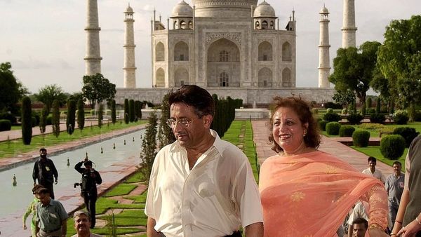 परवेज़ मुशर्रफ़ ने जब सत्ता पर किया था कब्ज़ा: दबी ज़ुबान में बातें और नज़रबंद होते मंत्री