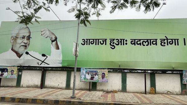 जेडीयू का 'पोस्टर तीर', निशाने पर पीएम मोदी, नीतीश का गेमप्लान क्या है?