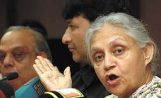 Shiela Dikshit yells at reporters