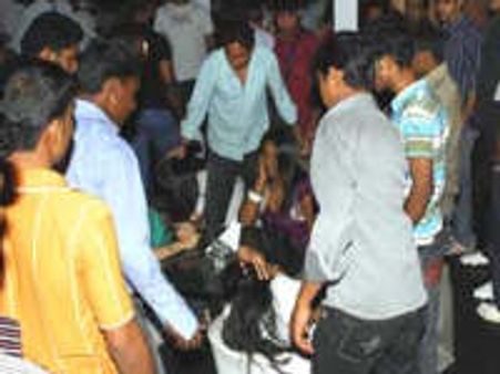 Ram Sena activists assault girls in Mangalore Pub