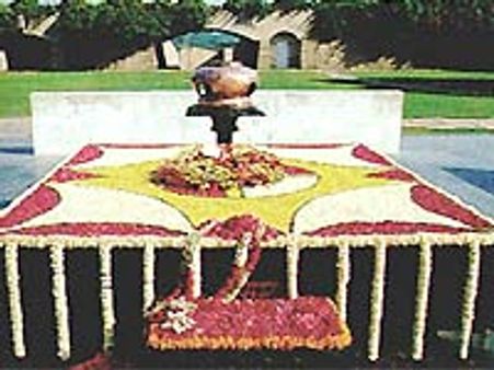 Nation remembers Gandhi on 61st death anniversary