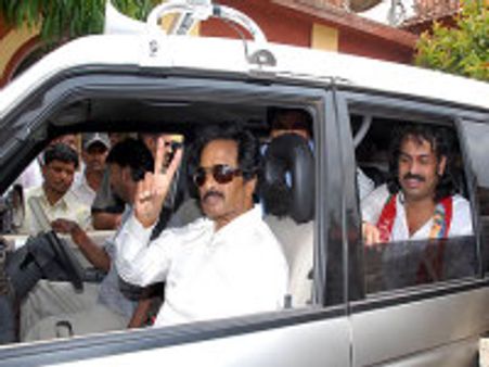 K'taka ex CM Bangarappa resigns SP, to join Cong