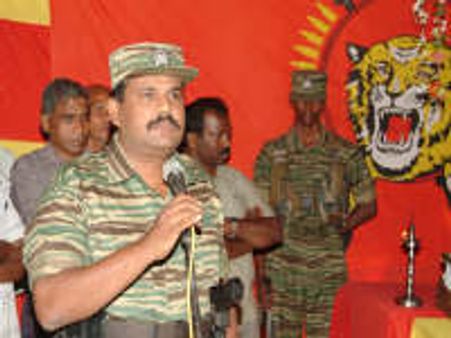 Two LTTE planes drop bombs in Colombo