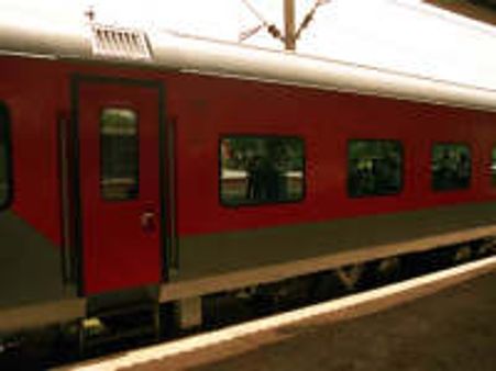 Patna-bound Rajdhani Express avoids mishap