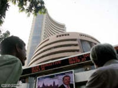 Mrkts end low, Wipro, Infosys, ITC capped losses