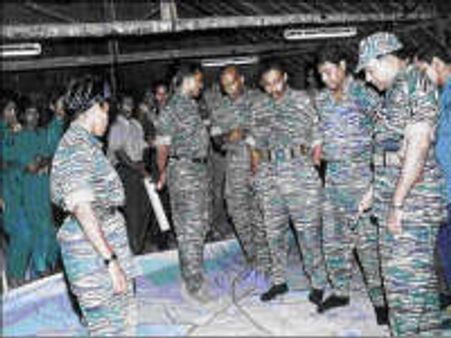 Tigers warn govt: Risk of civilian starvation