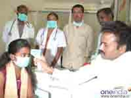 K'taka minister meets H1N1 patients sans mask