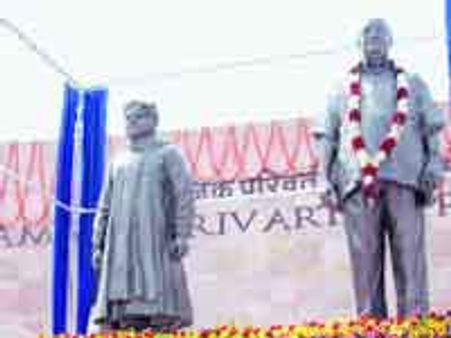 SC extends stay on Lucknow memorial construction