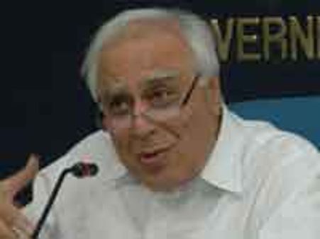 Sibal backtracks, says IIT-JEE not under govt