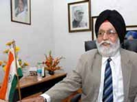 Gill speaks to Kalmadi over dispute with CWF