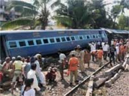 Mandore Exp mishap kills 6, track pierces AC coach