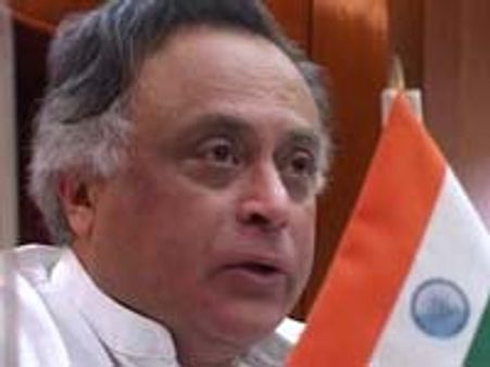 Jairam Ramesh faces Bt Brinjal protest in Hyd
