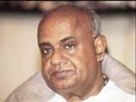 Deve Gowda backs Maoists, disrespects slain jawan