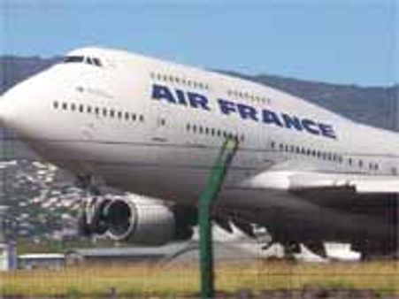 Bomb threat, plane lands emergency